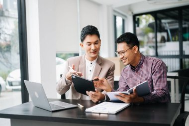 Modern ofiste birlikte çalışan iki başarılı iş adamının portresi. Çift çalışması başlangıç konsepti