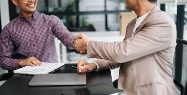 Ofiste tokalaşan iki mutlu iş adamı. Başarılı bir anlaşma.