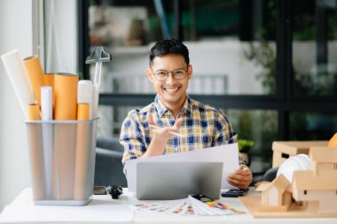 Modern ofisteki masadaki yaratıcı mimar tasarımı.