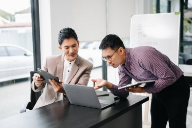 Modern ofiste birlikte çalışan iki başarılı iş adamının portresi. Çift çalışması başlangıç konsepti