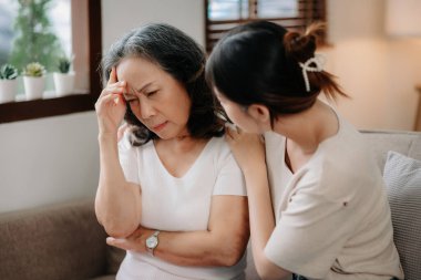 Psikoloji, depresyon. Acı çeken Asyalı yaşlı kadın psikoloğa danışıyor. Zihinsel bir sorun. Cesaret verici, terapi, sağlık hizmetleri.