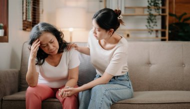 Psikoloji, depresyon. Acı çeken Asyalı yaşlı kadın psikoloğa danışıyor. Zihinsel bir sorun. Cesaret verici, terapi, sağlık hizmetleri.