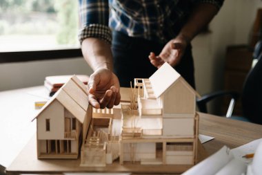 Modern ofisteki masadaki yaratıcı mimar tasarımı.