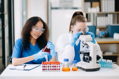 Laboratuvar ve çevre dostu bilimden anlayan bilim adamları. Küresel ısınma, analitik ve teknoloji için test örnekleriyle tarım, araştırma ve bilim adamları.