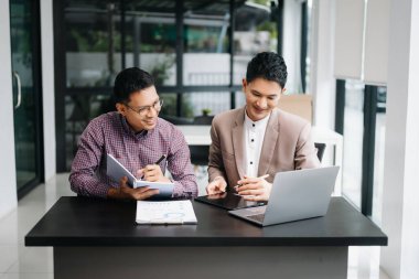 Konferans odasında yeni başlatılan projeyle iş adamları