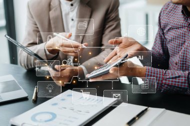 Çalışan ekip toplantısı kavramı, iş adamları sanal ekranda dijital pazarlama ortamlı dizüstü ve dijital tablet bilgisayar kullanıyor