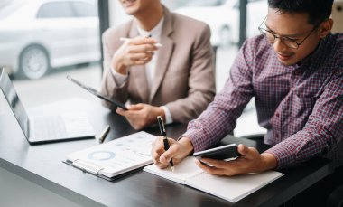 Ofisteki toplantıda dijital tablet ve dizüstü bilgisayar kullanarak mali durumu ve mali görevi analiz eden iş ekibi. Zenginlik yönetimi kavramı