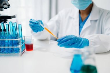 Modern tıbbi araştırma laboratuvarı. Kadın bilim adamı mikro pipetlerle çalışıyor biyokimyasal örnekleri analiz ediyor, tıp için ileri bilim kimya laboratuvarı.