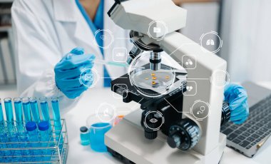 Sanal simge ekranı ile laboratuvar çalışmasında mikroskop kullanan doktor