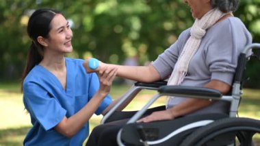 Genç Asyalı hemşire hastane parkında tekerlekli sandalyedeki yaşlı kadınla ilgileniyor. Kıdemli sağlık hizmeti kavramı
