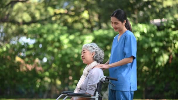 Joven Asiática Enfermera Masaje Cuello Senior Mujer Silla Ruedas Hospital — Vídeos de Stock