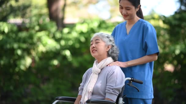 Ung Asiatisk Sjuksköterska Masserar Nacken Äldre Kvinna Rullstol Sjukhusparken Begreppet — Stockvideo