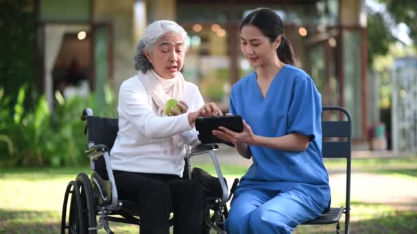 Médico Asiático Tomando Notas Mientras Examina Paciente Anciana Asiática Silla — Vídeo de stock