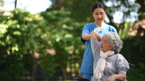 Jonge Aziatische Vrouwelijke Arts Doet Fysiotherapie Met Een Oudere Vrouw — Stockvideo