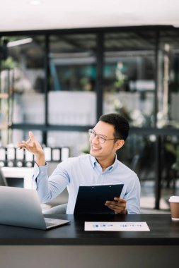 Olgun iş adamı yönetici dizüstü bilgisayara bakıyor çevrimiçi webinar eğitimi izliyor, ofiste pazar araştırması yapıyor..