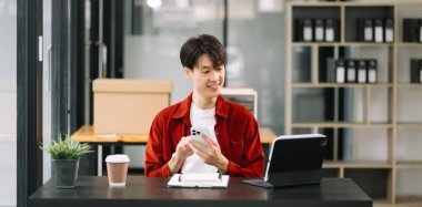 İş adamı online webinar eğitimi izliyor ya da ofiste pazar araştırması yaparak sanal toplantı videosu konferansı yapıyor.