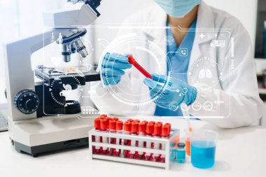  Sanal simge ekranı ile laboratuvar çalışmasında mikroskop kullanan doktor