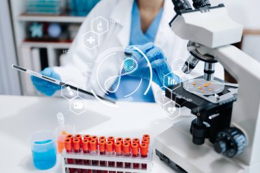  Sanal simge ekranı ile laboratuvar çalışmasında mikroskop kullanan doktor