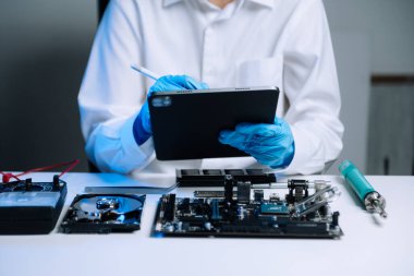 Teknisyen işlemciyi ana bilgisayarın prizine yerleştiriyor. Elektronik mühendislik, elektronik onarım, elektronik ölçüm ve test, ofiste onarım