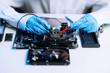 Teknisyen işlemciyi ana bilgisayarın prizine yerleştiriyor. Elektronik mühendislik, elektronik onarım, elektronik ölçüm ve test, ofiste onarım
