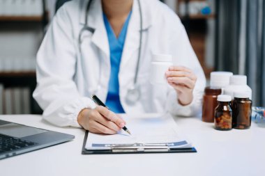 Doktorlar hastalara ilaç kullanımını açıklar. Sağlık ve tıbbi konsept. Hastahanede