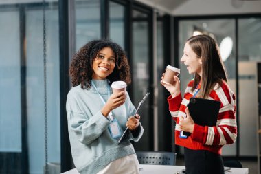 İş kadınları konferans odasında yeni başlatılan proje hakkında konuşuyor
