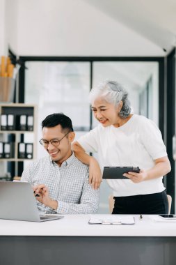 Olgun iş kadını, erkek meslektaşıyla yeni projeyi tartışıyor.