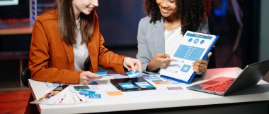  UX geliştiricisi ve ui tasarımcısı modern ofiste müşteri breif ve renk kodu ile mobil uygulama arayüzü kablo tasarımı hakkında beyin fırtınası yapıyorlar