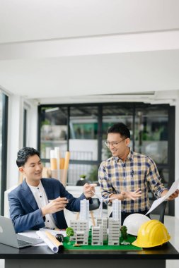 Mühendis ekip çalışması toplantısı. Proje planı üzerinde çalışmak, şirket ofisindeki model inşaatında ortakla çalışmak.