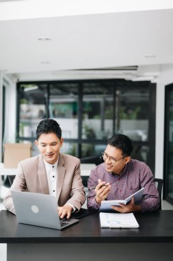 Yeni başlatılan proje için konferans odasında çalışan iş adamları