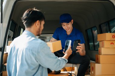 Express Teslimat Servisi. Asyalı kurye insanlara paket getiriyor