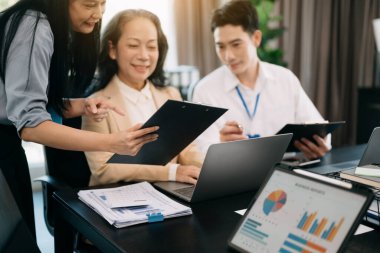 Ofisteki iş arkadaşları konferans odasında gündelik bir tartışma yapıyorlar.