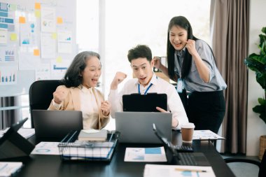 Ofisteki iş arkadaşları konferans odasında gündelik bir tartışma yapıyorlar.