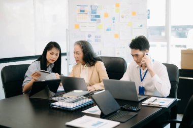 Ofisteki iş arkadaşları konferans odasında gündelik bir tartışma yapıyorlar.