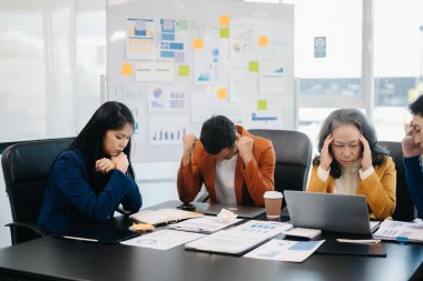 Ekip sorunu çözmeyi düşünüyor. Öfkeli Asyalı iş adamları modern ofiste bir hata yaptıktan sonra şiddetle tartışıyorlar. 