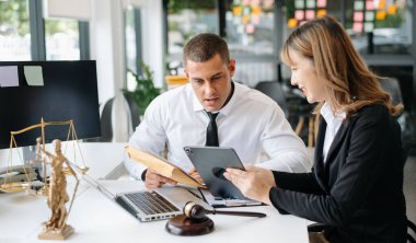 İş adamları ya da avukatlar masada oturmuş sözleşme belgelerini tartışıyorlar. Hukuk kavramları, tavsiyeler, hukuk hizmetleri