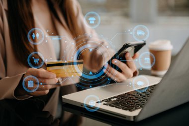 Ofiste kredi kartı ve akıllı telefon kullanan bir girişimci. 