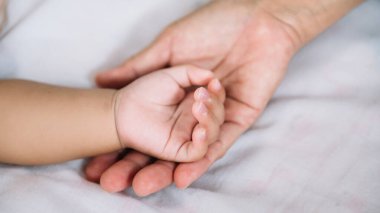 Bebeğin elini annenin beyaz arka planına koy.