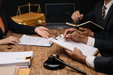 İş adamları ve avukatlar ofiste kontrat belgelerini tartışıyorlar. Hukuk ve adalet kavramı 