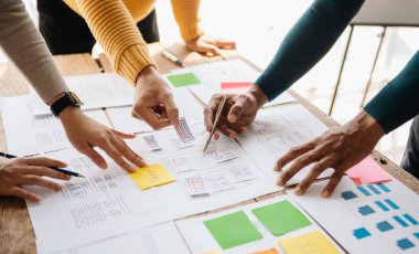 UI geliştiricisinin projedeki beyin fırtınasına yakından bakın. Yaratıcı dijital geliştirme ajansı