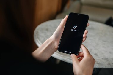Chiang Mai Tayland. 08 Şubat 2024: TikTok uygulaması. iPhone ekranında Tik Tok uygulama simgesi. Tiktok Sosyal medya ağı