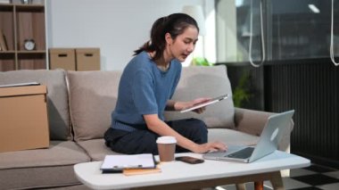 Küçük işletme girişimcisi KOBİ 'li serbest kadın, ev bilgisayarında ve tablet bilgisayarda çalışıyor, pazarlama, paketleme, dağıtım, e-ticaret konsepti