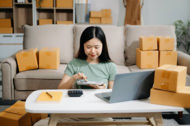 Küçük işletme girişimcisi KOBİ 'li serbest çalışan kadın bilgisayarı çevrimiçi, pazarlama, ambalaj, dağıtım, e-ticaret konsepti kullanıyor