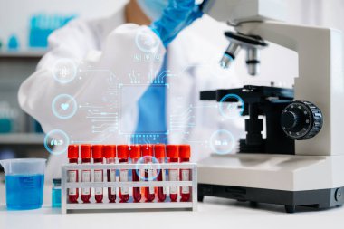  Kadın bilim adamı mikro pipetlerle çalışıyor biyokimyasal örnekleri analiz ediyor, tıp için ileri bilim kimya laboratuvarı.