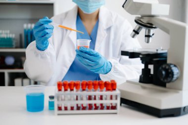  Kadın bilim adamı mikro pipetlerle çalışıyor biyokimyasal örnekleri analiz ediyor, tıp için ileri bilim kimya laboratuvarı.