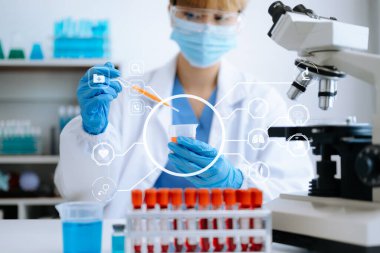  Kadın bilim adamı mikro pipetlerle çalışıyor biyokimyasal örnekleri analiz ediyor, tıp için ileri bilim kimya laboratuvarı.