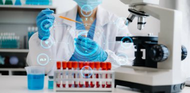  Kadın bilim adamı mikro pipetlerle çalışıyor biyokimyasal örnekleri analiz ediyor, tıp için ileri bilim kimya laboratuvarı.