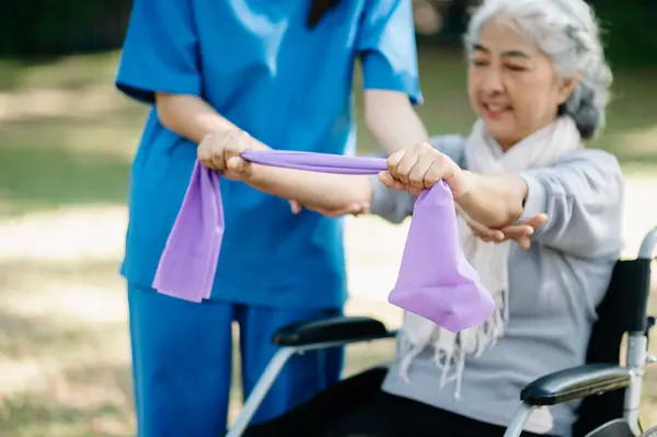 Fisioterapeuta Asiática Ayudando Las Mujeres Mayores Ejercitar Las Manos Jardín Fotos De Stock Sin Royalties Gratis