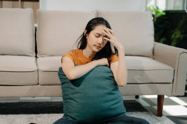 Bunalımlı kadın evde yerde oturuyor. anksiyete