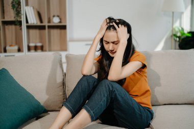 Evdeki kanepede oturan bunalımlı kadın. anksiyete